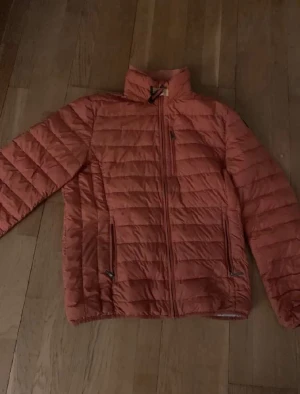 Parajumper jack - Köpt denna fina parajumper jackan för 1500 men den har blivit för liten på mig så den kommer inte till använding. Skick 9/10.