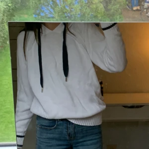 En vit/blå kofta - Helt oanvänd den ligger bara i garderoben