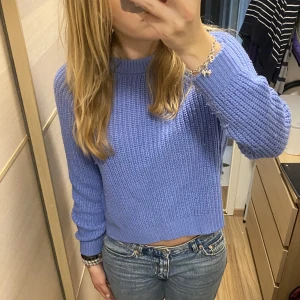 Stickad tröja  - En snygg stickad tröja som kommer från vero Moda.köptes för 399kr💕