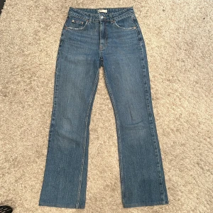 Gina tricot perfect jeans strl 36 - Ljusblå Gina tricot perfect jeans strl 36