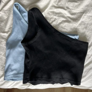 One shoulder toppar  - One shoulder toppar i blå och en i svart🩷