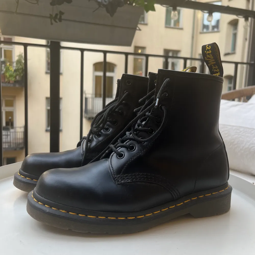 Säljer mina Dr Martens kängor som tyvärr inte kommer till någon användning. Använda ett fåtal gånger förra hösten, som i nyskick! . Skor.