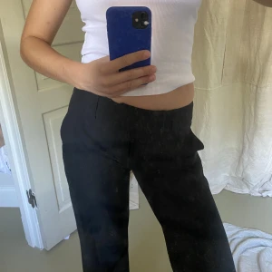 Kostymbyxor  - Lågmidjade kostymbyxor, perfekta till skolan !  Midjemått: 80cm Innerbensmått: 78cm 