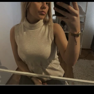 ZARA TOPP - Så fin zara topp, stickad polo perfekt nu till hösten i ex skola 💗💖💓 Vekrligen så fin topp men råkade beställa hem 2🫠