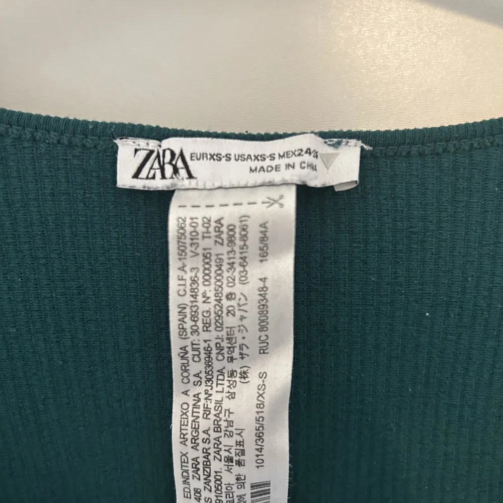 Säljer nu en tröja från Zara som är köpt förra året. Använt runt 5/6 gånger och det finns inte heller några defekter på tröjan. Storlek xs/S men är väldigt stretchig. Säljer för 50kr plus frakt 💕. Toppar.