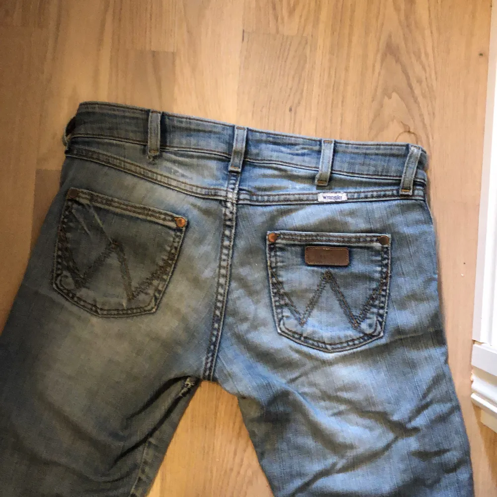 Y2k bootcut jeans💕ljusblå med snygg detalj på backfickorna👌👌W 26 L 32 (passar 27 för är stretchiga)💕💕. Jeans & Byxor.