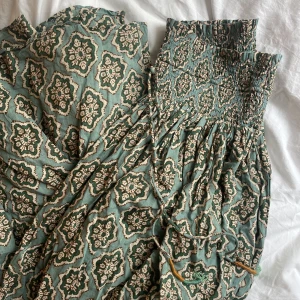 Zara långkjol - Säljer denna populära kjol från zara, strl M. Går ända ner till fötterna på mig som är 168. 