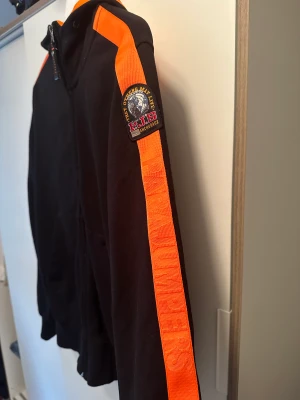 Parajumpers hoddie - Hoddie som ej säljs i butik längre bra skick den passar tyvärr inte mig så bran