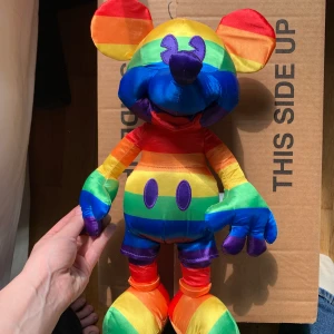 Mickey Mouse pride plush  - Officiell Disney Musse pig Pride plush