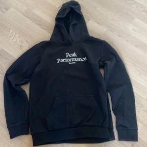 Hoodie - Jag säljer en jätte fin hoodie pga är för liten.  Jag har använt den typ 5 gånger så den är i väldigt fint skick. Skicka vid frågor. 