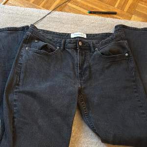 Superfina lågmidjade jeans som inte kommer till användning! Supersköna och lite mer vida i formen!💗 är lite större i storlek så kanske en M/en större S