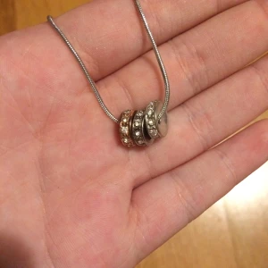 halsband - halsband med tre ringar i guld, silver och brons. älskar detta halsband sjukt mycket men andvänder det knappt längre. 