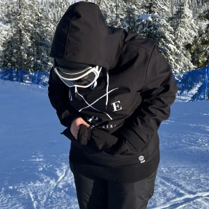 Skidjacka - Dope skidjacka. perfekt till vintern om man ska ut i backarna mm! använd 2 veckor under en vinter, vill bli av med så fort som möjligt. vid snabb affär går peiset att diskutera!