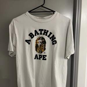 Vit bape T-shirt som är köpt från deras affär i New york. Cond 7/10