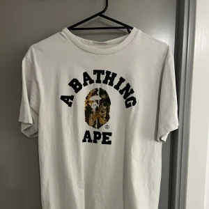 Bape t-Shirt - Vit bape T-shirt som är köpt från deras affär i New york. Cond 7/10