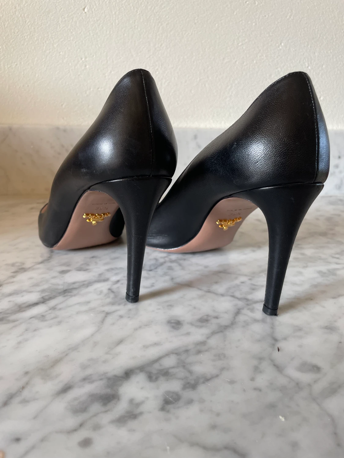 Klassiska tidlösa PRADA pumps - 90