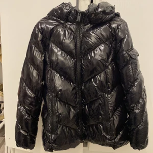 LTB jacka  - Vinterjacka från LTB.  Använd fåtal gånger och är i stl. M. Dock liten i storlek så skulle passa om man har S. Köpt för 749kr.  Köparen står för frakten! 