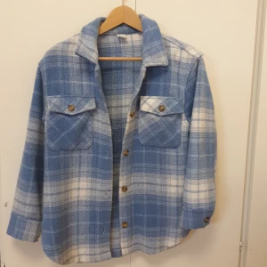 Fin höstjacka - Fin höstjacka som går att ha både inne och ute. Nyskick. Storlek 156/152