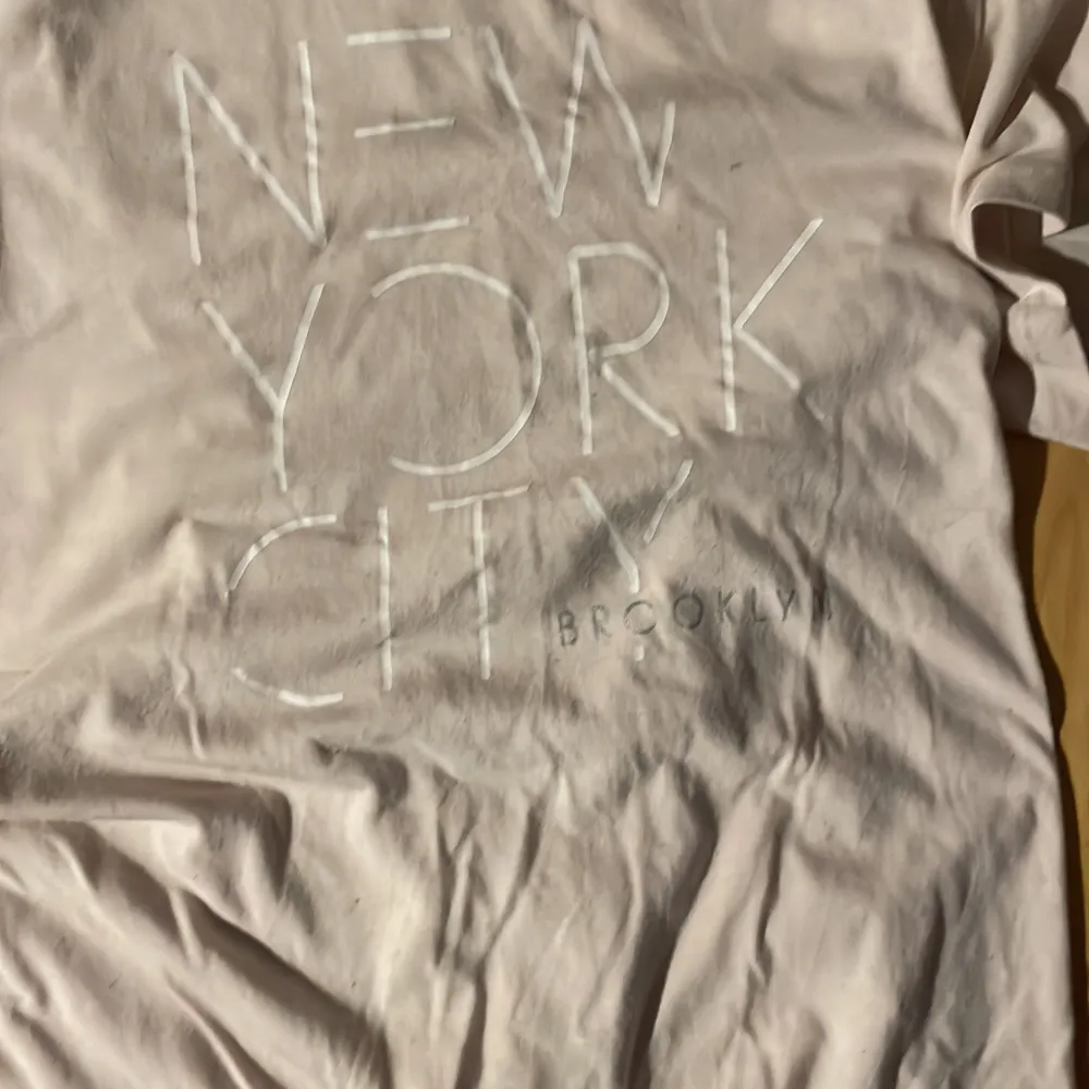 Ljus rosa t. Shit som det står new york city på 🫶. T-shirts.