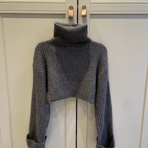 Stickad tröja - Säljer denna fina tröjan som jag fick för ca 2 år sedan men har nästan aldrig använt. Bra skick och köptes för 499 kr.