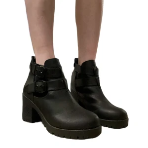 Högklackade boots - Använda en gång, har inga som helst defekter. Har spännen på sidorna. Klackhöjd: 7cm. Stl 38 men tycker de sitter mycket mer som en 39.