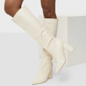 Boots - Säljer dessa slutsålda boots från Nelly, endast annvända en gång. Storlek 41. Super bekväma att gå i😊