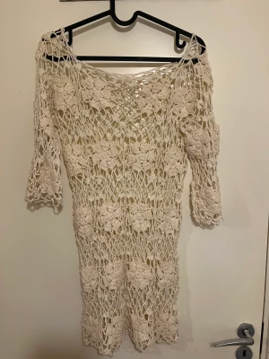 Strandklänning  - Jättefin strandklänning som passar super bra under en bikini eller baddräkt, men som tyvärr är för liten för mig. 