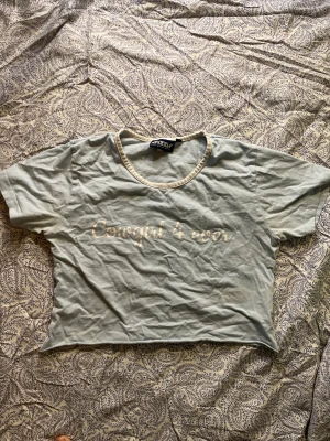 Tshirt ljusblå - Ljusblå tshirt där det står ”cowgirl 4 ever” jättesöt!