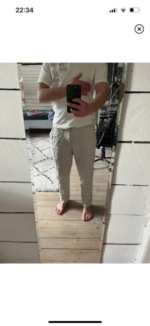 Linnebyxor - Beigea linnebyxor från zara Straight fit Nyskick Jag är 177 lång och väger 70 kg