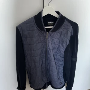 Barbour Cardiganjacka - Nästintill oanvänd cardiganjacka i marinblå färg från Barbour, perfekt till hösten