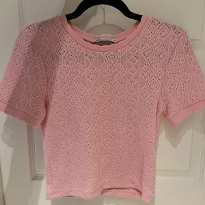 Fin topp från Zara - Säljer denna fina stickade topp från Zara. Använd ett fåtal gånger, säljer för 100kr+frakt💕