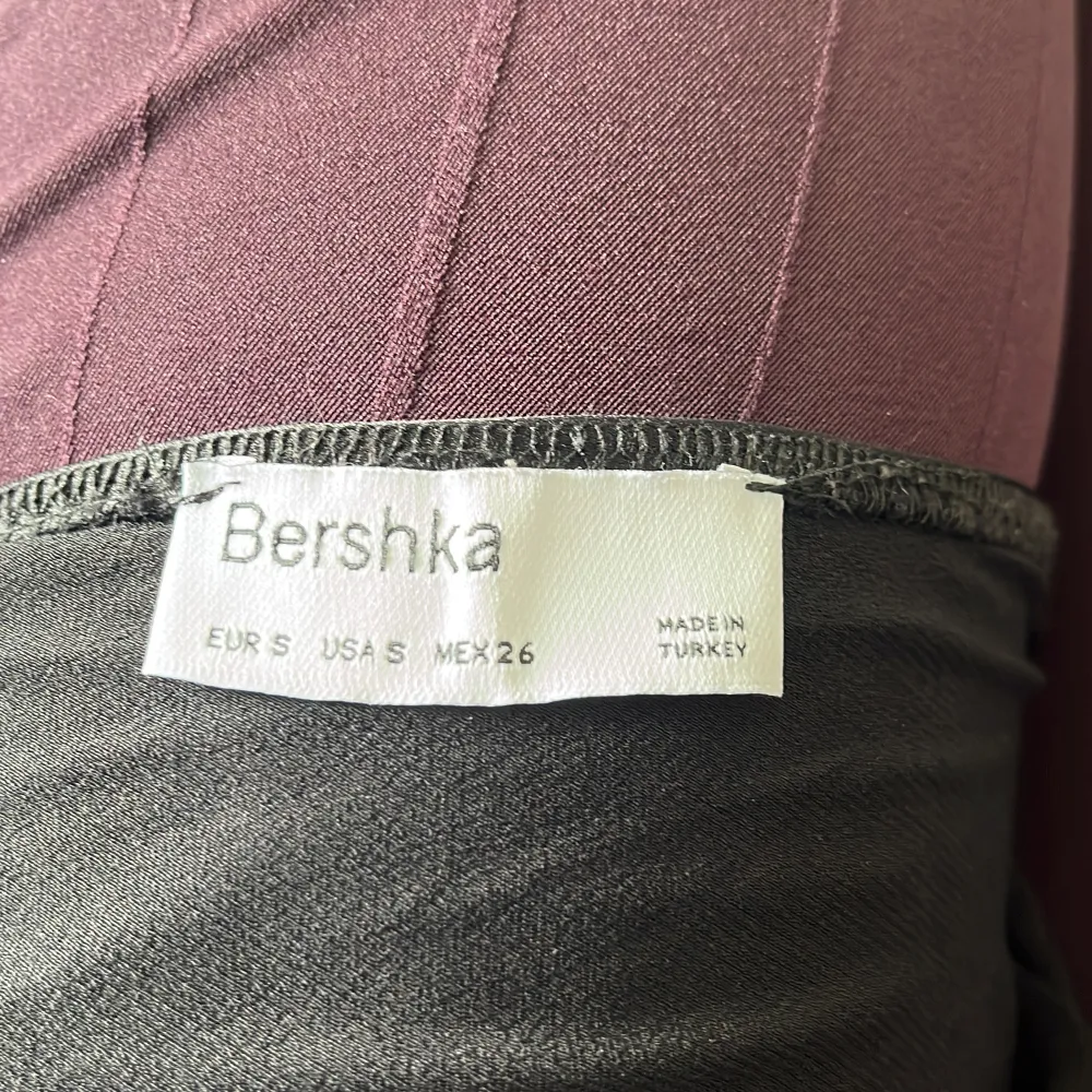 Snygg klänning från Bershka🤩Väldigt kort, slutar precis under rumpan. Använt skick. Klänningar.