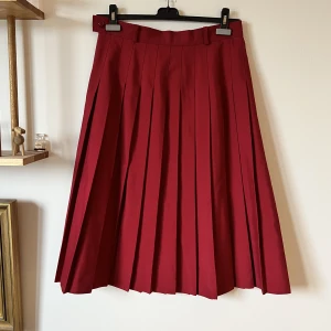 Plesserad kjol  - Aldrig använd. 