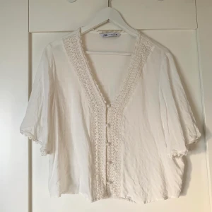Blus Zara - Supersnygg blus topp från Zara i storlek M Använd en gång, i väldigt bra skick 🌟 