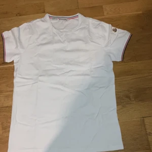 Moncler T-shirt  - Helt ny