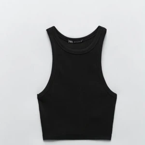 Zara topp svart - Svart tanktop ifrån zara köpt i början av sommaren använd 5 gånger ish. Nyskick. Nypris 99 kr. Kan även fixa frakt för 15 kr men det går inte att lägga in i Plick.