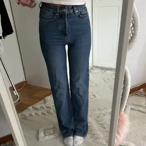 Snygga jeans från bikbok💓💓
