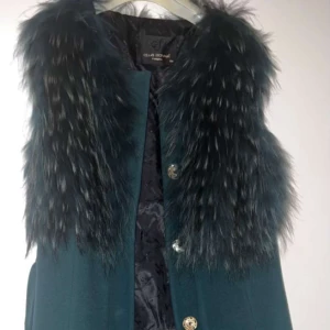Kappa väst  - En oanvänd kappa/väst med äkta päls