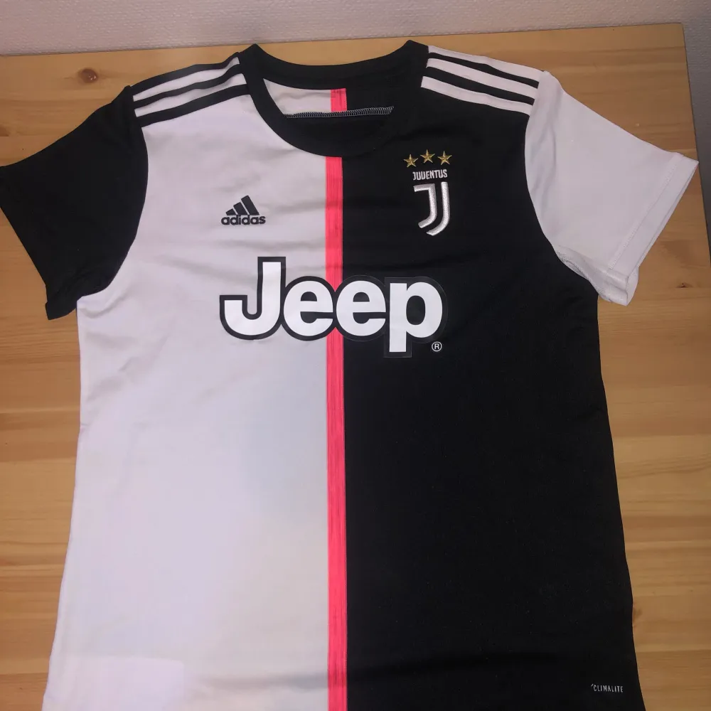 2019 Juventus hemmatröja. Tröjan är i bra skick använts sällan. Känn dig fri att fråga om du undrar något.. T-shirts.