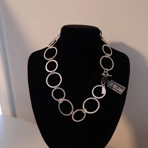 Halsband - Superfint halsband. Helt nytt. Hör gärna av dig vid frågor eller funderingar