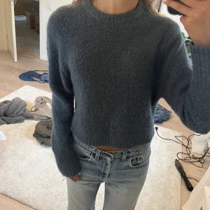 Supper snygg stickad tröja🤩🤩 - Säljer denna jätte snygga stickade tröjan från zara!! den är lite kortare i modell så den slutar precis över ett par lågmidjade jeans🤩 är i bra skick 💗🤗