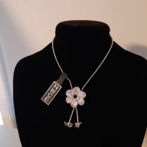 Barnhalsband  - Superfint barnhalsband och matchande ring Helt nytt.  70 kr / styck . Både för 120. Hör gärna av dig vid frågor eller fundeingar 