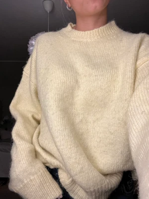 Stickad tröja  - En så skön och mjuk tröja från Zara. Älskar färgen! Endast använd Max 3 gånger 💕