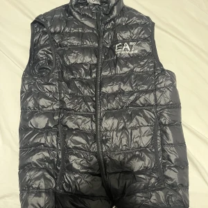 EA7 väst - EA7 väst i gott skick