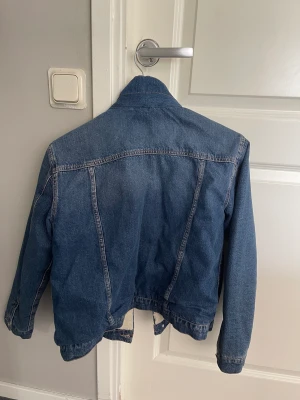 Jeansjacka med foder  - Använd fåtal gånger  Storlek 150 ungefär xs