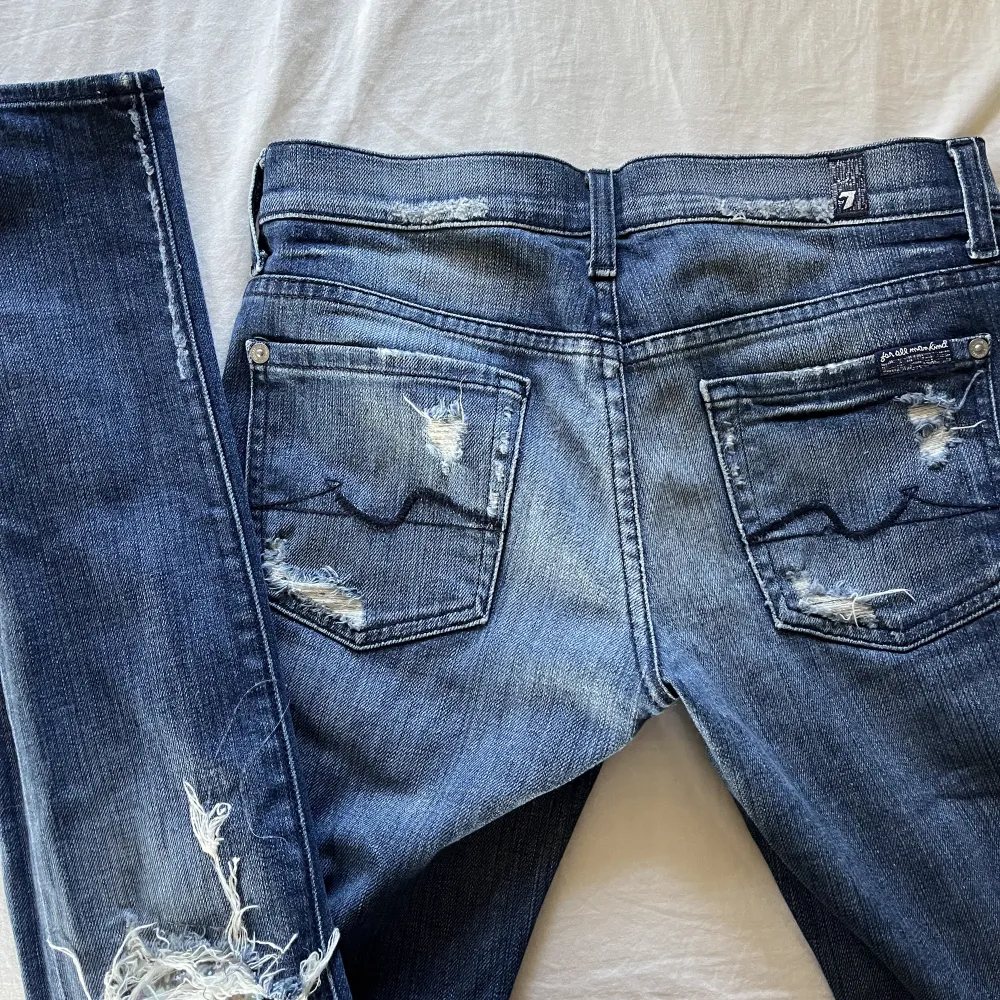 Lågmidjade jeans i modell slim/straight 🤩. Jeans & Byxor.