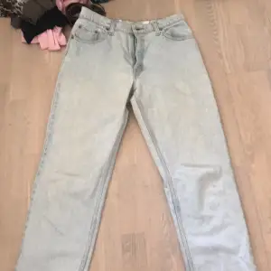 Ljusblå jeans från Levis avklippta kanter storlek M