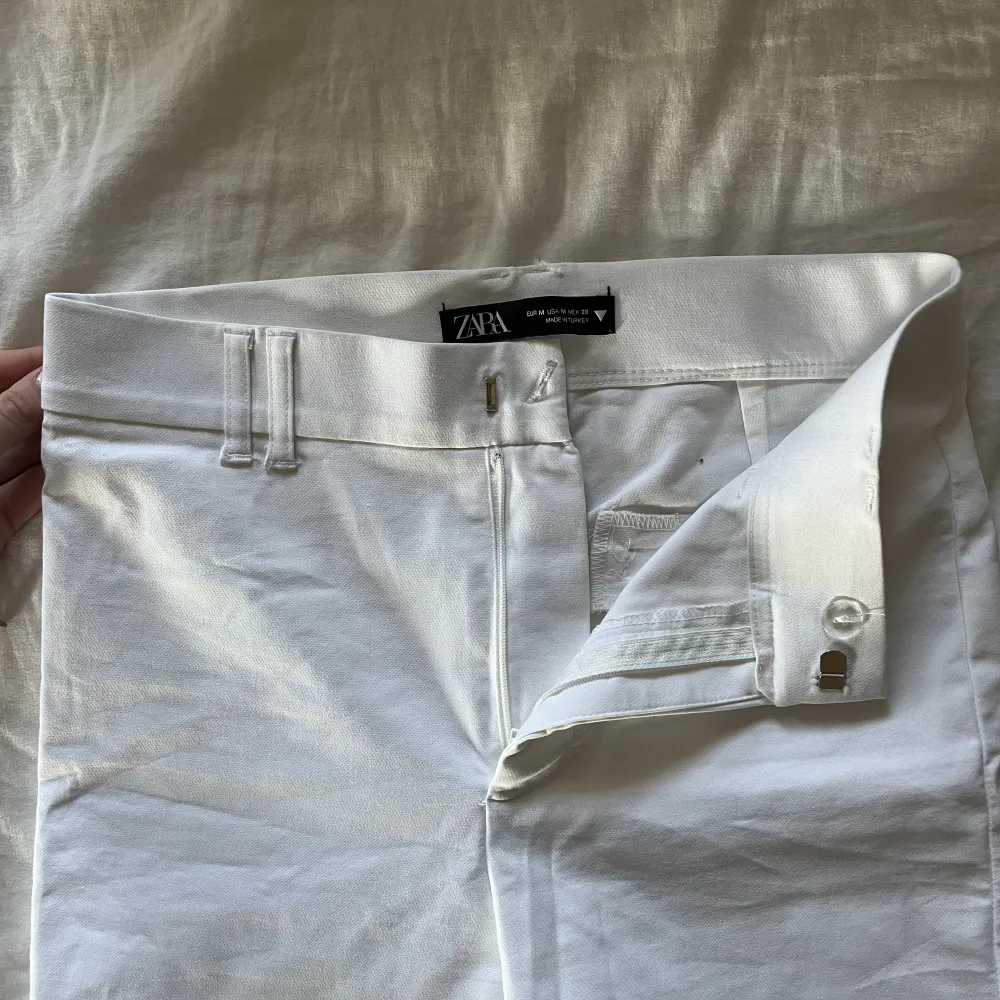 Fina vita kostymbyxor från zara!! Bootcut modell! Oanvända!!🤩🤍. Jeans & Byxor.