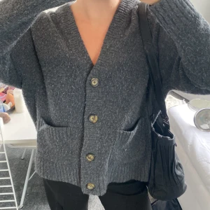 Stickad kofta - Grå stickad kofta från pull&bear. Använd ett antal gånger därav är den lite nopprig men går lätt att få bort. 