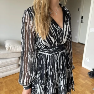 Klänning - Säljer min super populära zebra mönstrade zara klänning, den är aldrig använd!💕kan tänka mig att gå ner i pris vid snabb affär!